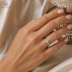 خاتم Claire من المويسانيت أثناء ارتدائها على اليد