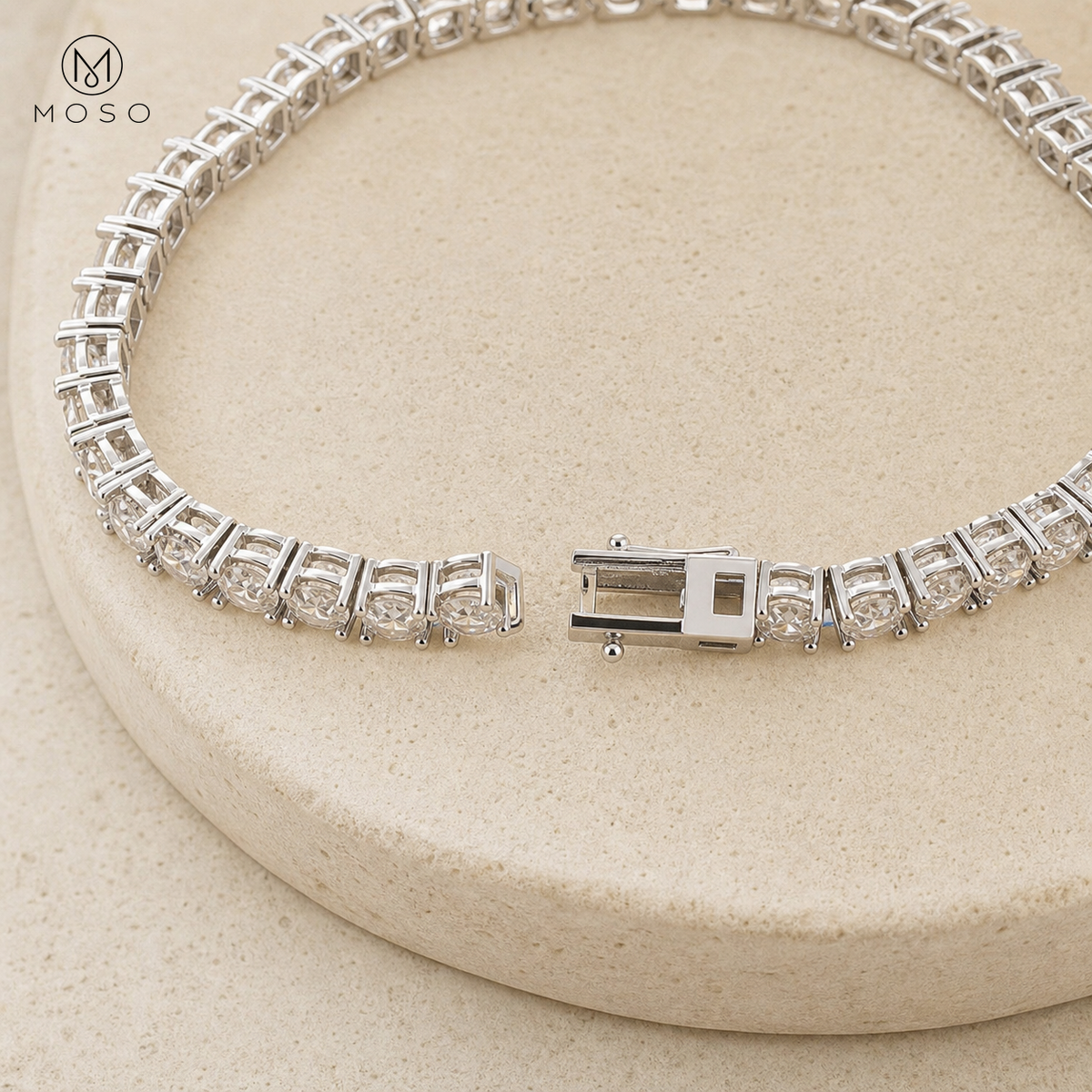 Back setting and clasp of Layla tennis necklace